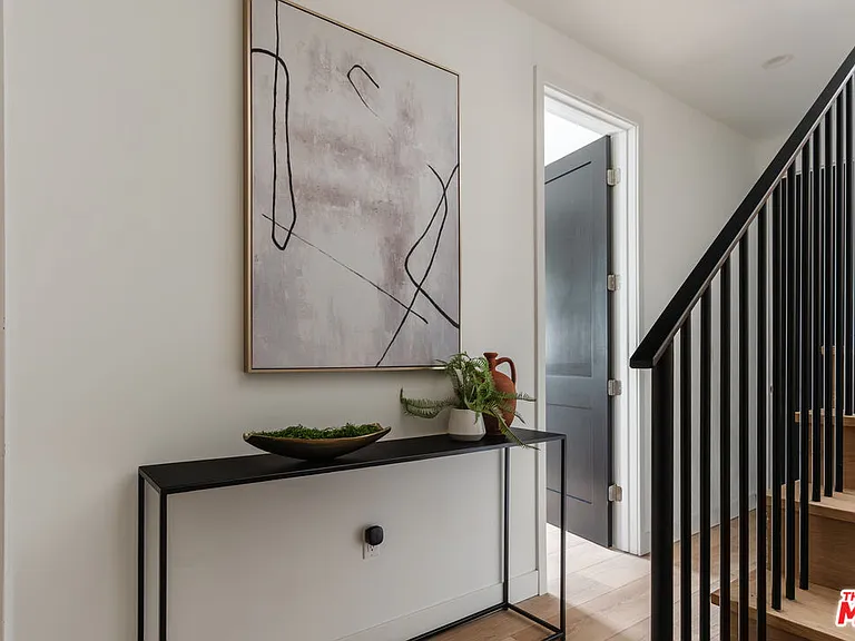 1952 1/2 S Garth Ave #1/2 — Photo 4