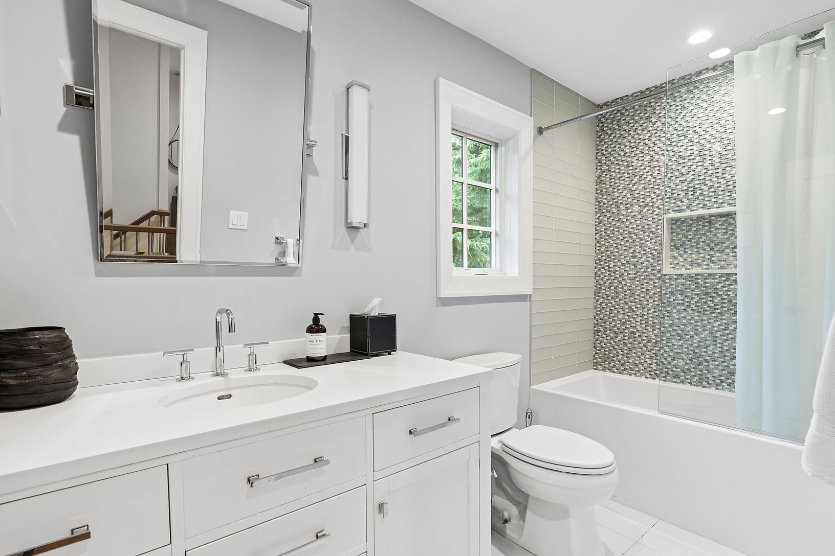  Shared bathroom (bedrooms  #3 and #4)