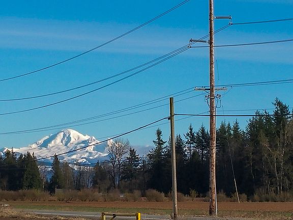 Afternoon sun reveals clear beautiful view of Mt.Baker