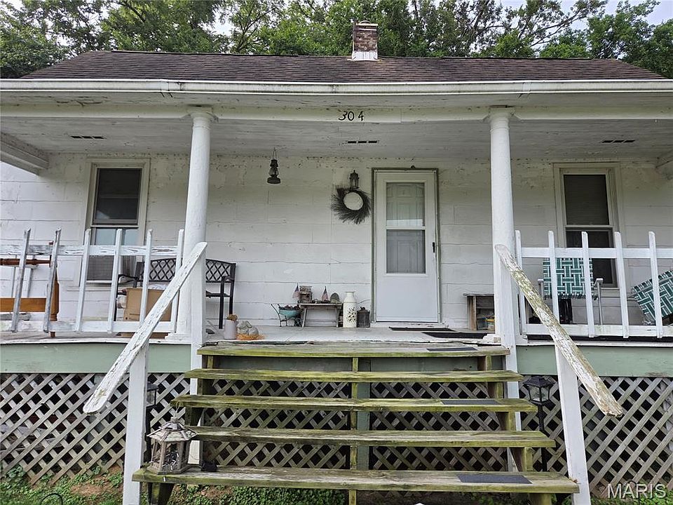 2nd image of 304 Railroad St
