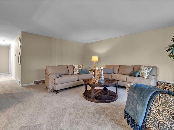 3rd image of 154 Foxpoint Dr W