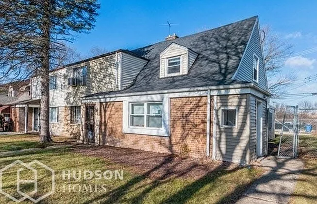 2318 E 96th St photo 1