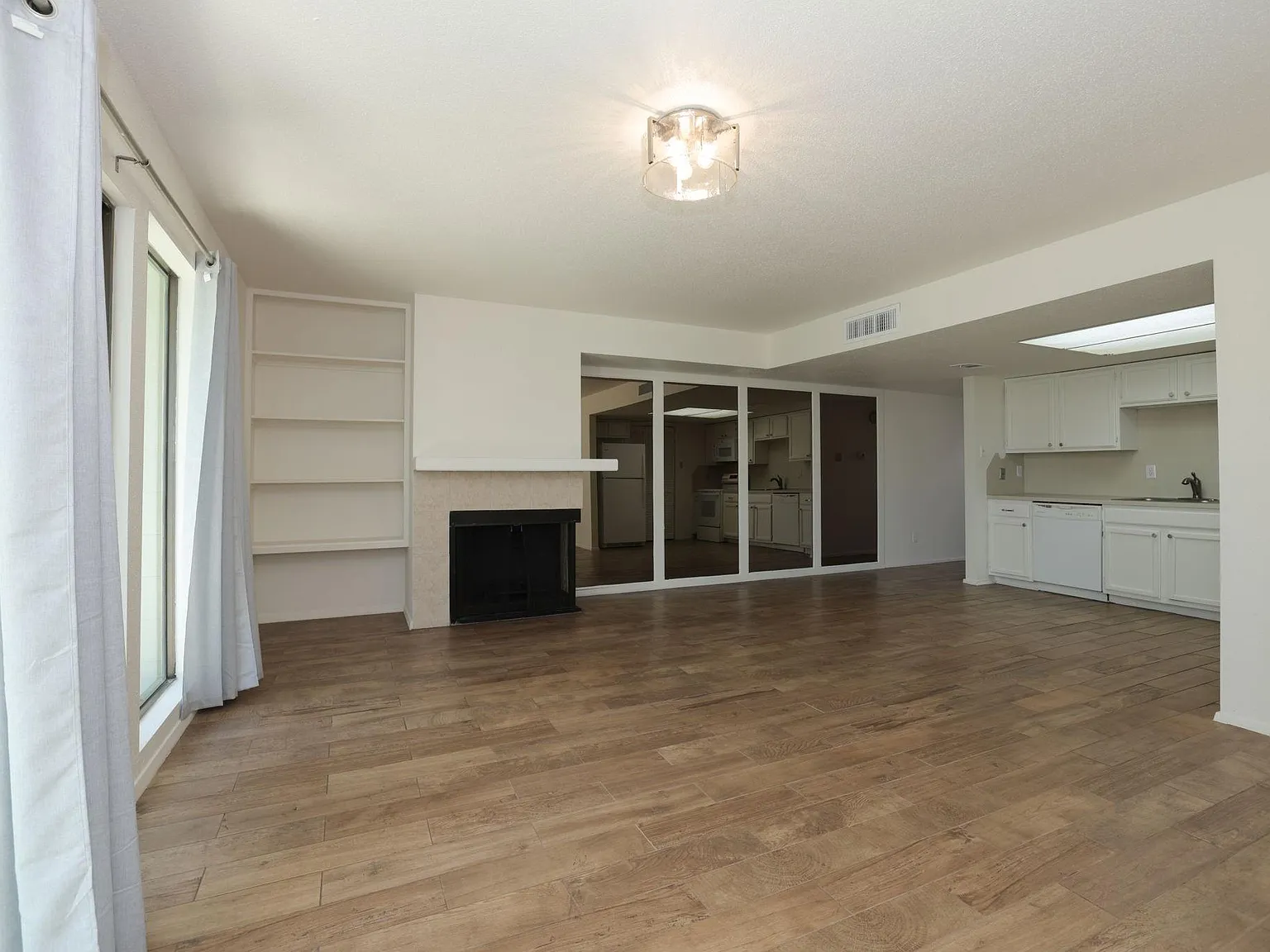1 bed, 1.0 bath, 863 sqft, $1,050 — Photo 2
