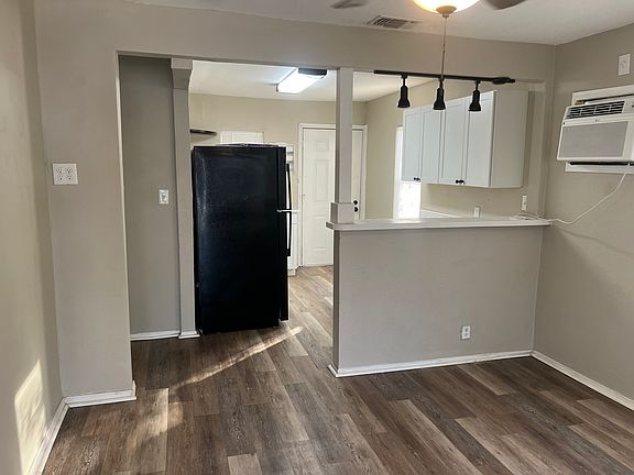 2nd image of 136 Hilary St