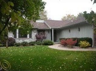 17642 Parke Ln, Grosse Ile, MI 48138