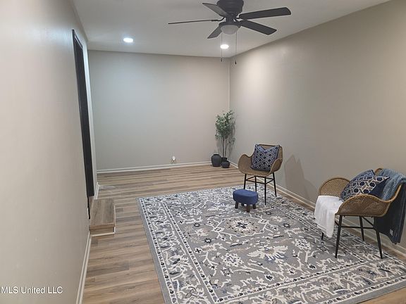5th image of 2815 Hillside Dr