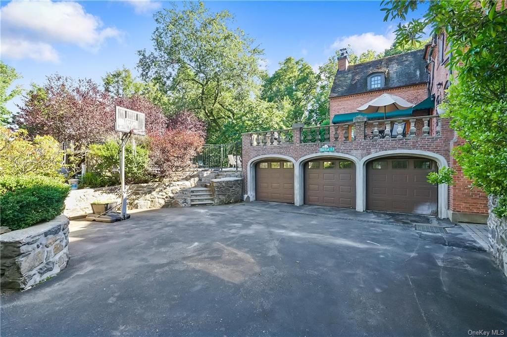 4 Bed 5 Bath Property, New York • 3,808 Sq Ft
