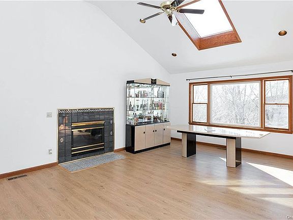 4th image of 46 Boniello Dr