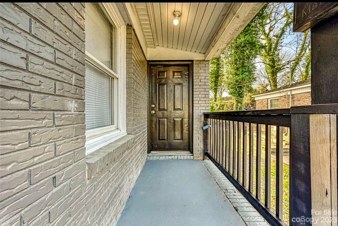 1025 McArthur Ave — Photo 2