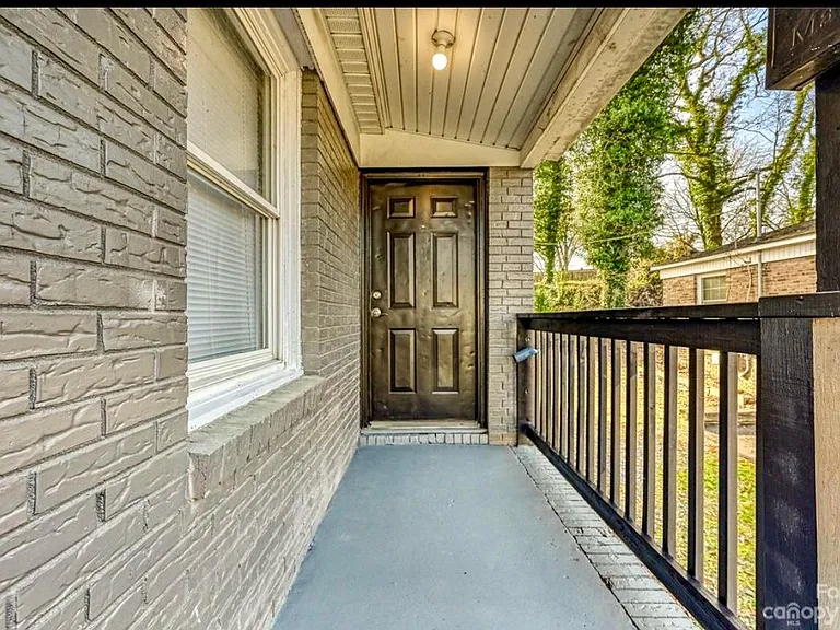 1025 McArthur Ave #2 — Photo 2