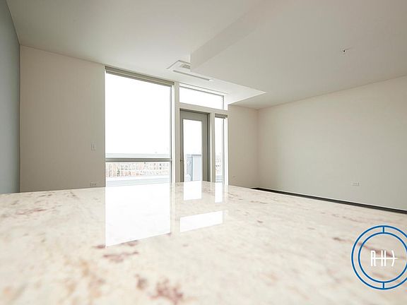 5th image of 2338 N California Ave #402