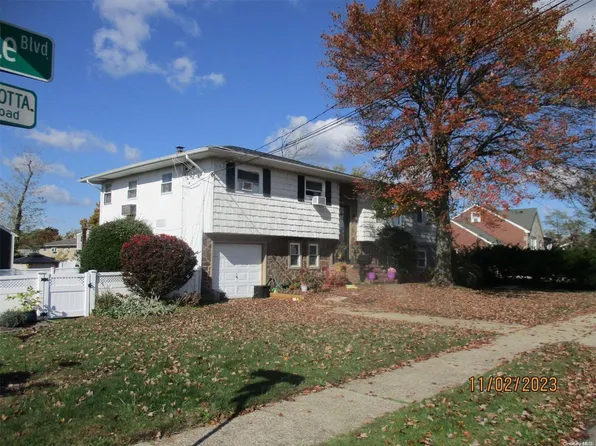 43 Deauville Boulevard, Copiague, NY 11726