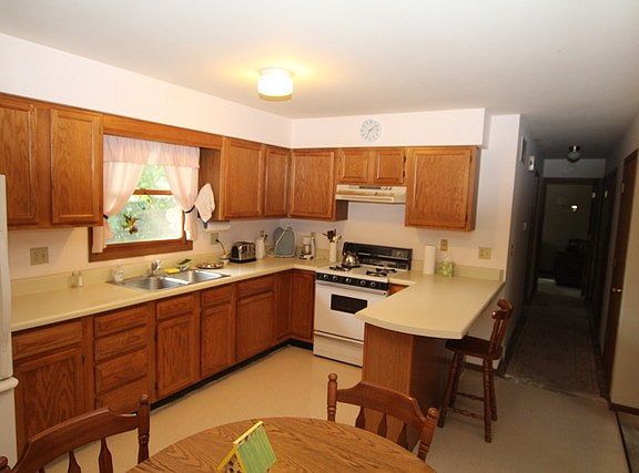 4th image of 210 E Arnold St