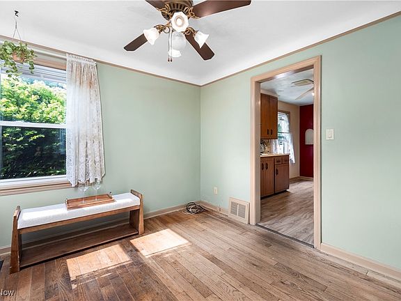 5th image of 20953 Woodstock Ave