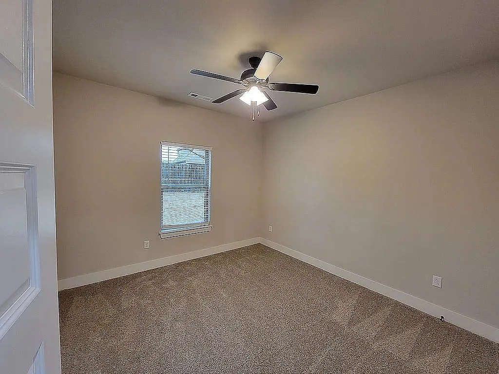 6 bed, 2991 sqft, $3,300 — Photo 2