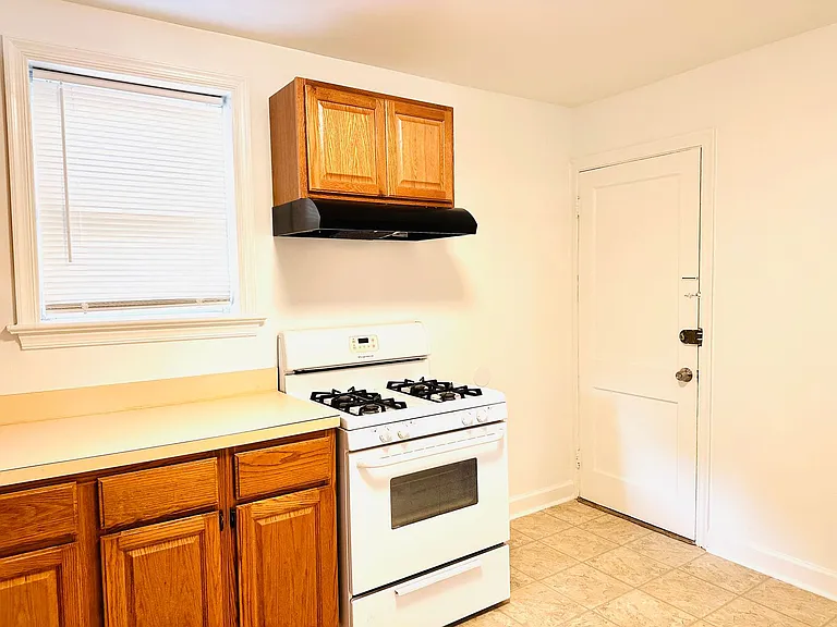 907 Hudson Ave — Photo 35