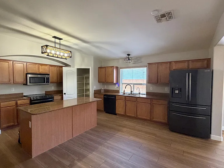 671 E Baker Dr — Photo 3