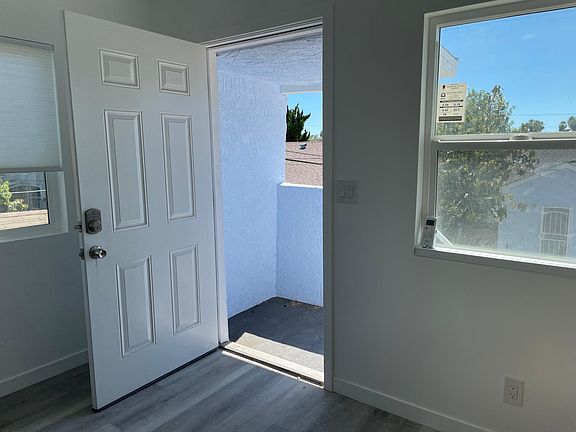 3rd image of 2486 1/2 N Pasadena Ave