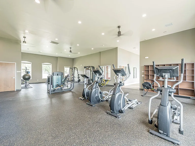 Lakeside Pointe Apartments & Townhomes — Photo 8