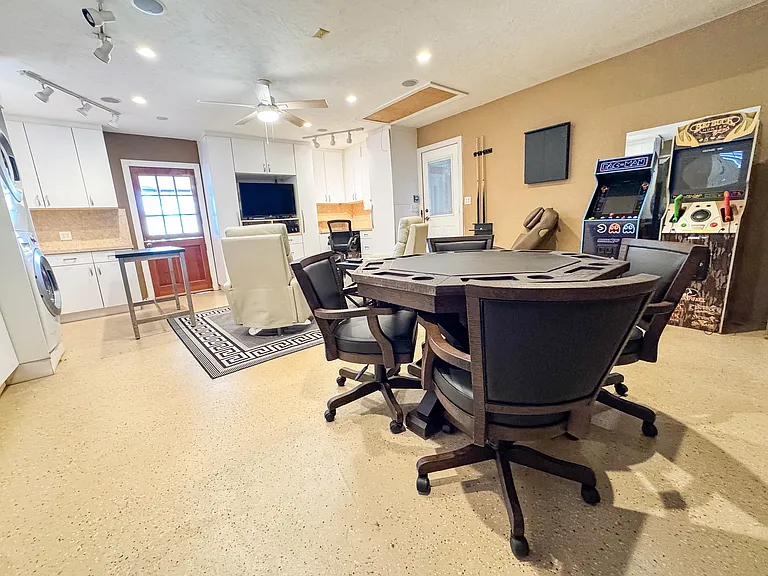 7424 Venetian Way — Photo 43