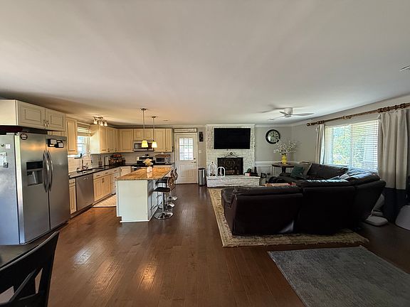 5th image of 2619 Forest Lawn Dr