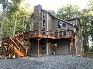 266 W Lakeview Rd, Lackawaxen, PA 18435