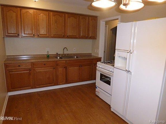 2nd image of 29631 Park St