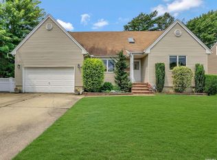 2 Wilfred Blvd, Hicksville, NY 11801