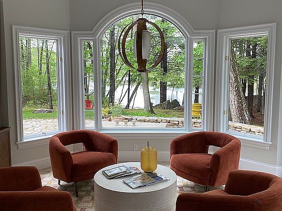Kitchen seating area