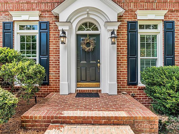 3rd image of 11021 Parkleigh Dr