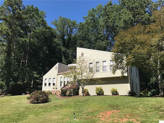 3rd image of 2606 Ballew Ct NE