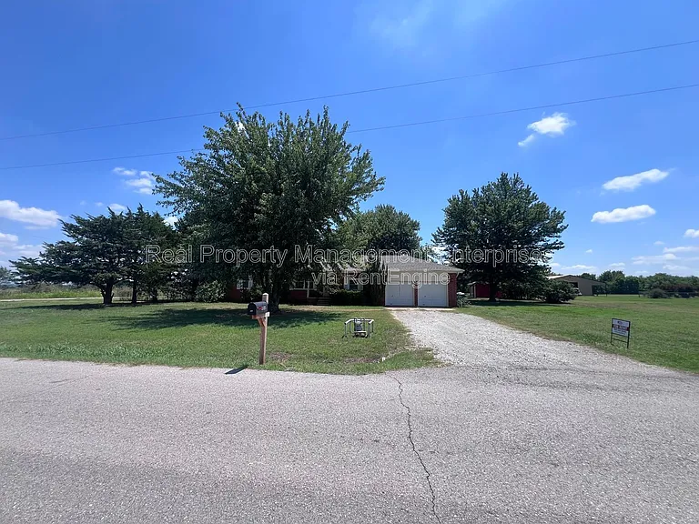 204 Wolf Ln — Photo 5