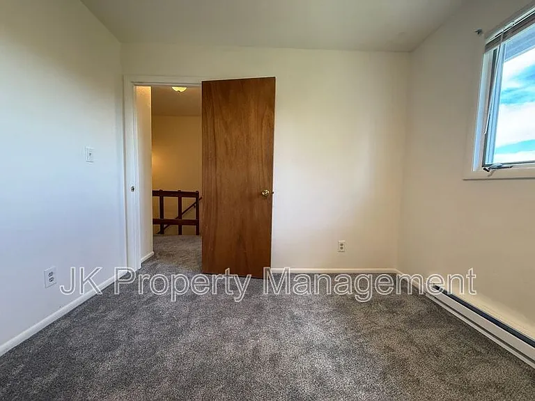 919 1st Ave SW #4 — Photo 16