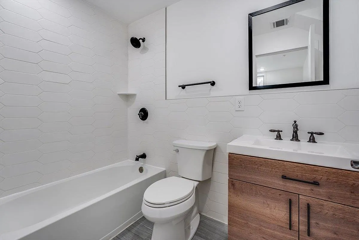 3 bed, 2.0 bath, 1400 sqft, $3,850 — Photo 2