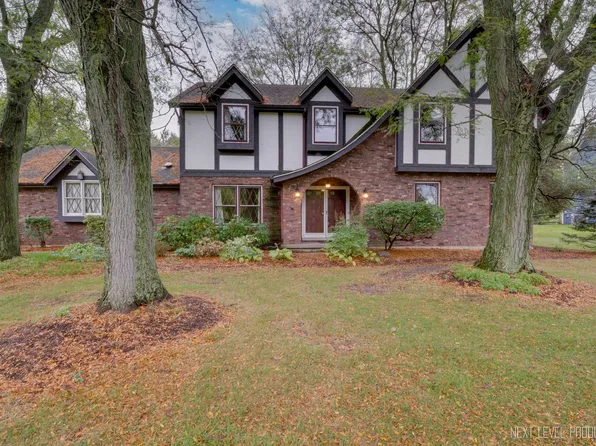 5N585 Deer Run Dr, St Charles, IL 60175