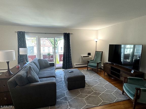 4th image of 348 Hoover Ave #90