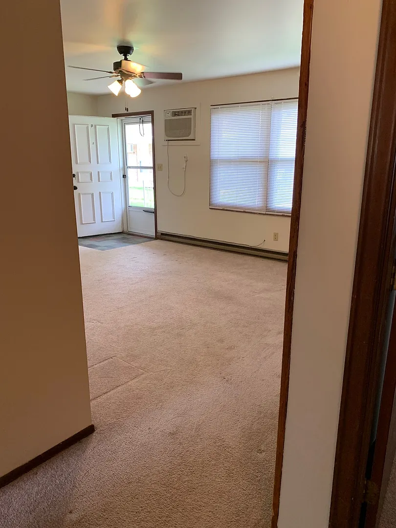 404 W Plum St — Photo 3