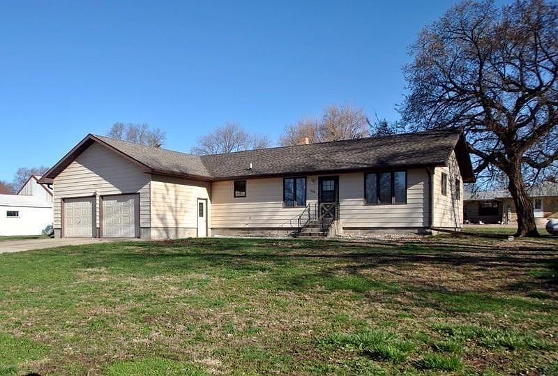 For Sale: 1004 10th St, Springfield, SD 57062