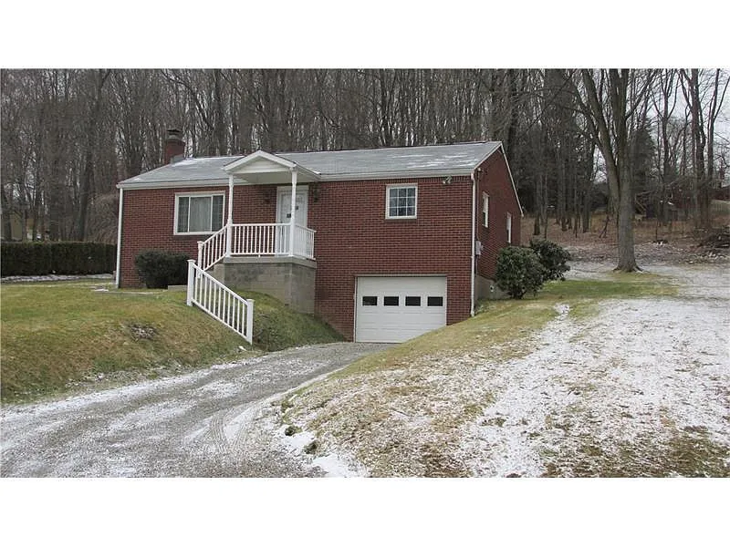 220 Maplewood Dr photo 1