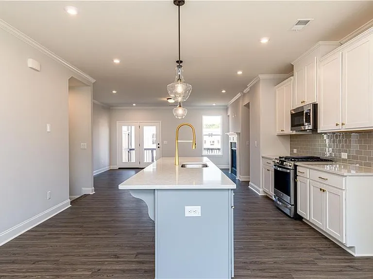 1009 Taylor Ct — Photo 8