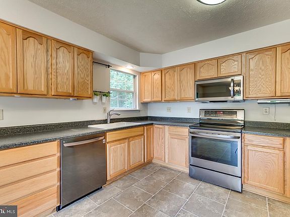5th image of 2 Sweetbriar Ct