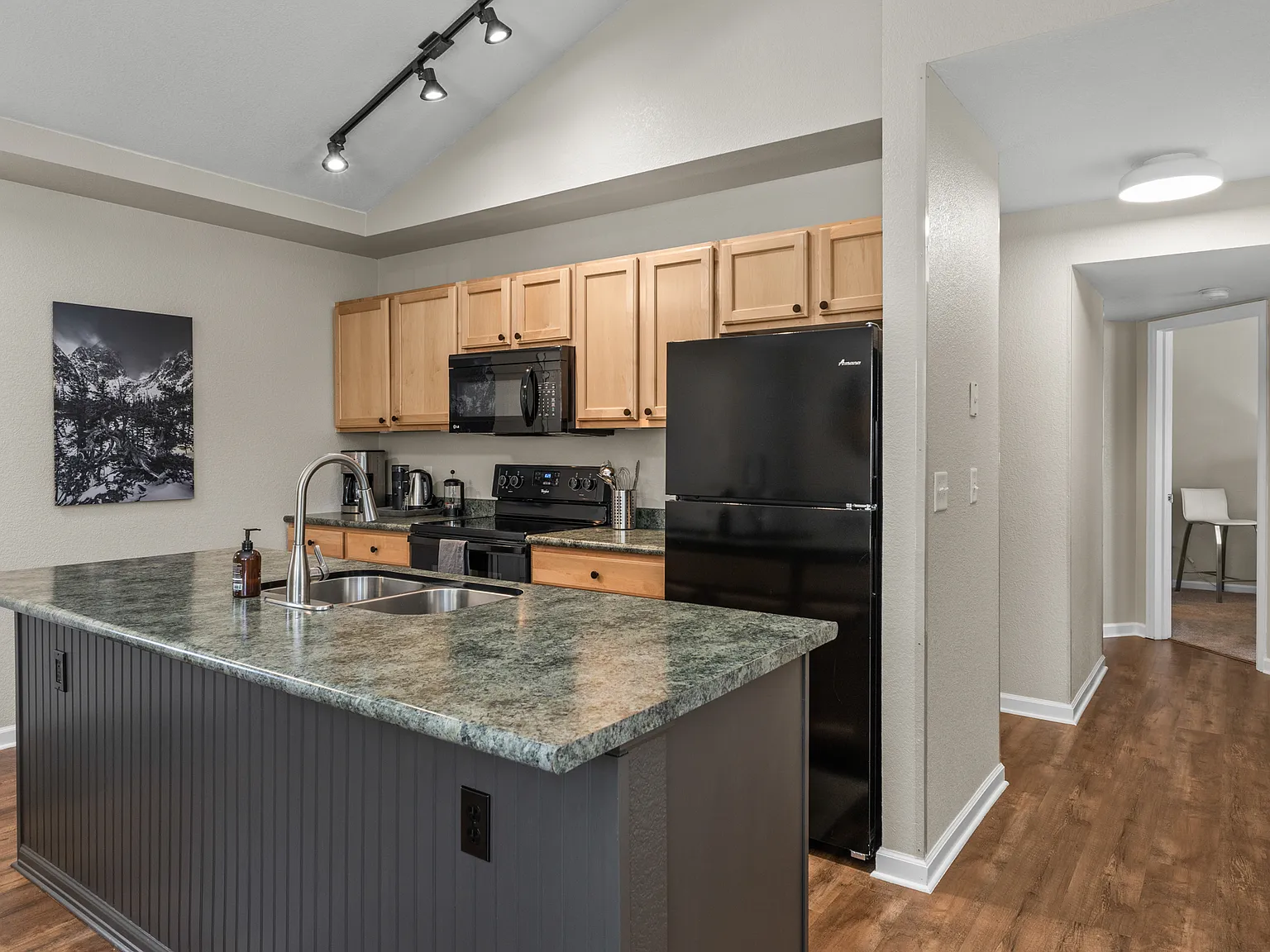 2 bed, 1037 sqft, $6,500 — Photo 3