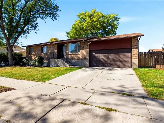 5 bed, 2.5 bath, 2224 sqft, $2,295 — Photo 2