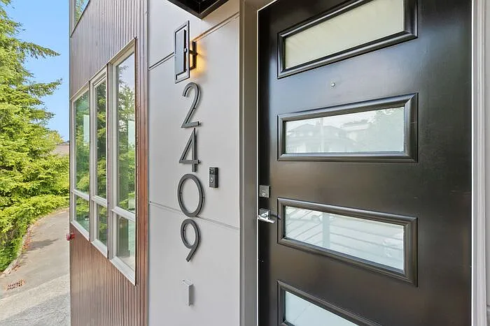 2409 E Thomas St — Photo 7