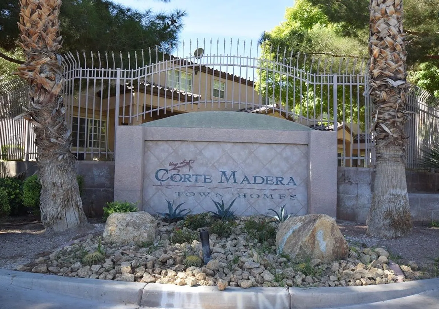 Beautiful 3 Bedroom & 2 1/2 Bath Condo. — Photo 3