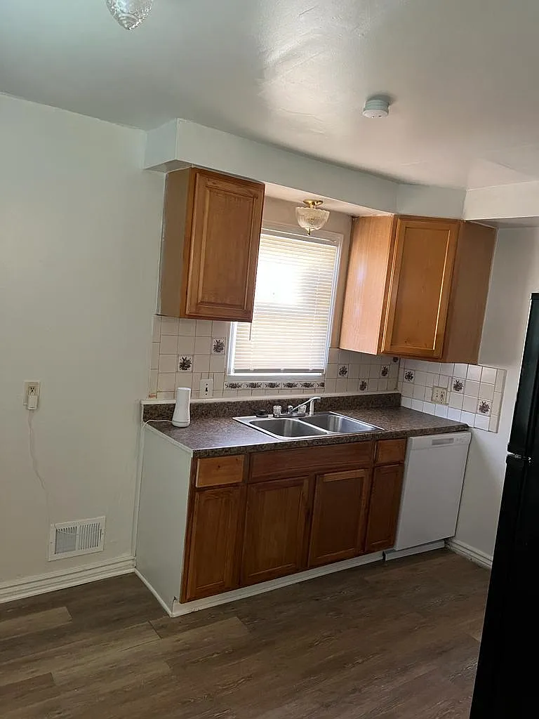 3 bed, 1020 sqft, $1,380 — Photo 3