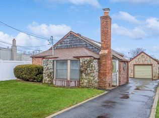 2275 Townsend Rd, Seaford, NY 11783