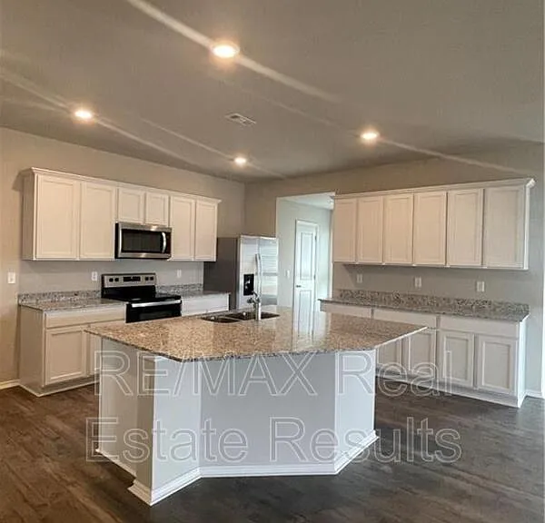 806 Comanche Dr — Photo 3