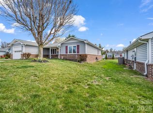 220 Dartcrest Dr, Hendersonville, NC 28792