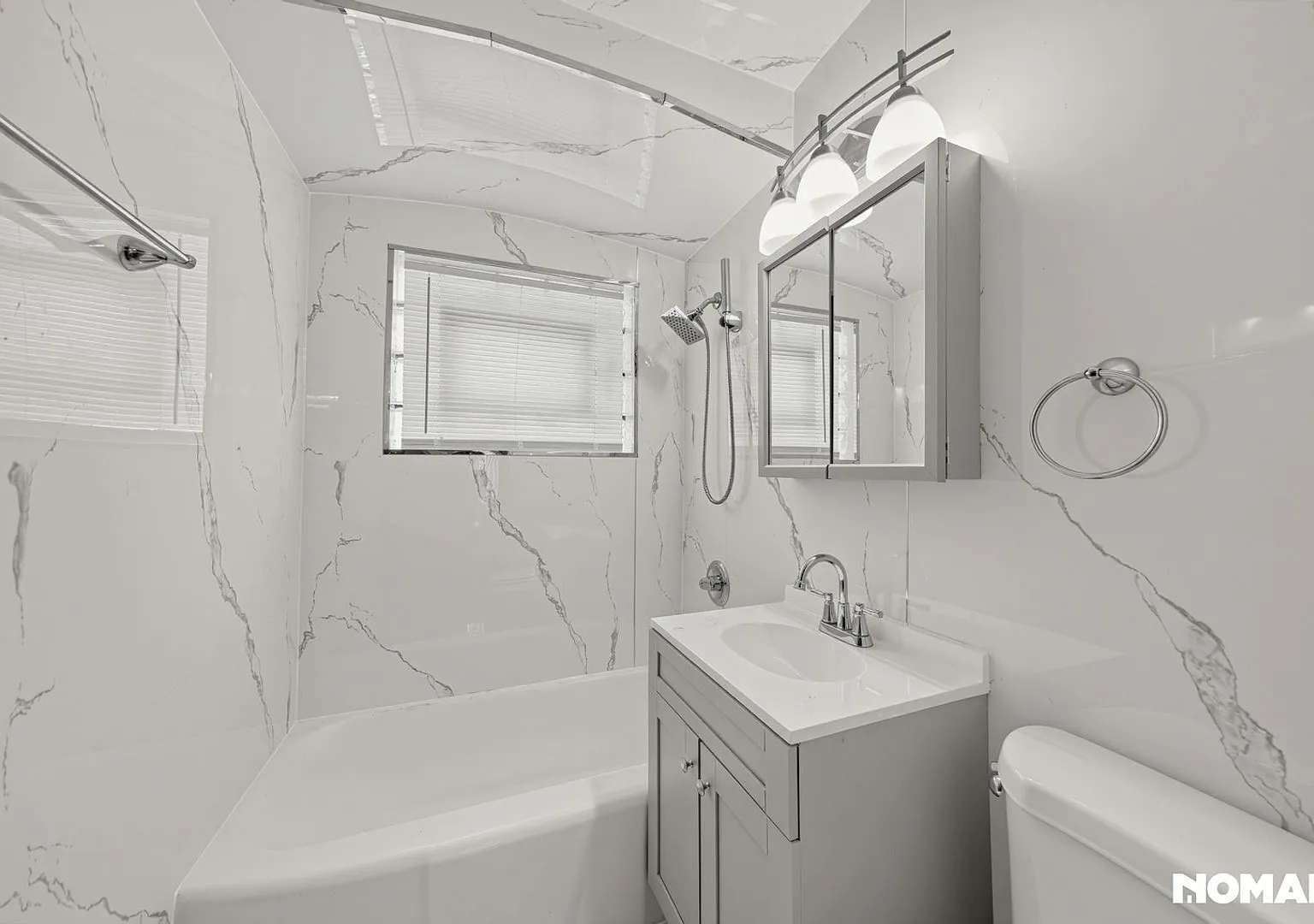 Spacious 4BR House in Dolton — Photo 2